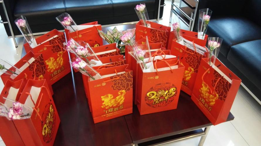 提前准备好礼品,鲜花和营销资料