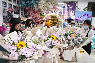 三八节花市探访 玫瑰康乃馨价格创新高，DIY插花引领消费新潮流